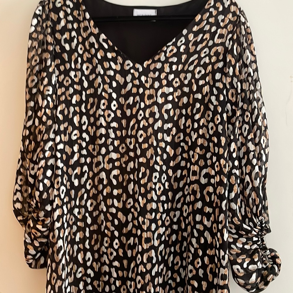 Medium women’s tunic top, leopard print pattern.